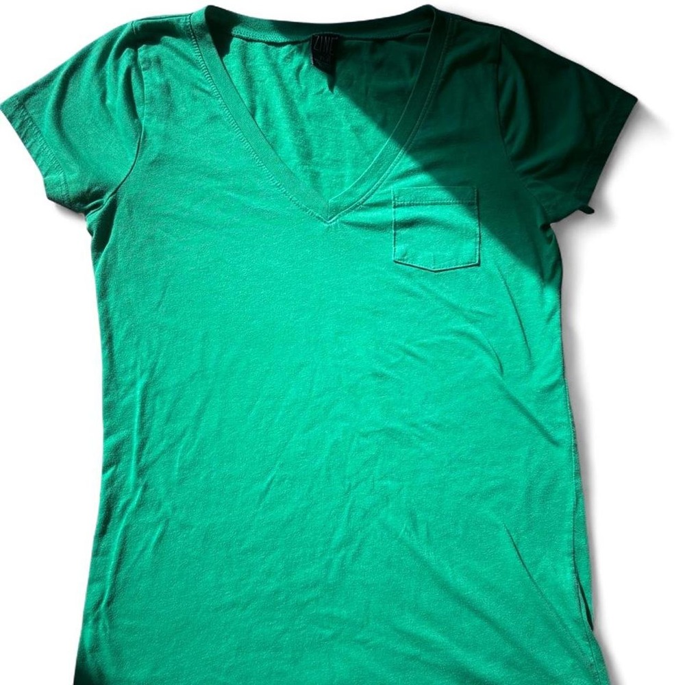 Zine Women Kelly Green V-Neck Pocket Tee Short Sleeve T-Shirt Size Small